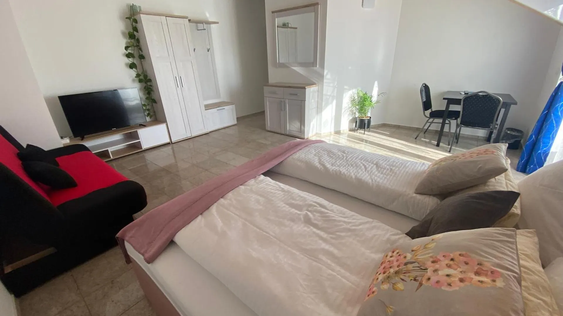 Guest house Pension Am Weberhof Nur 20 Autominuten Von Muenchen Ebersberg