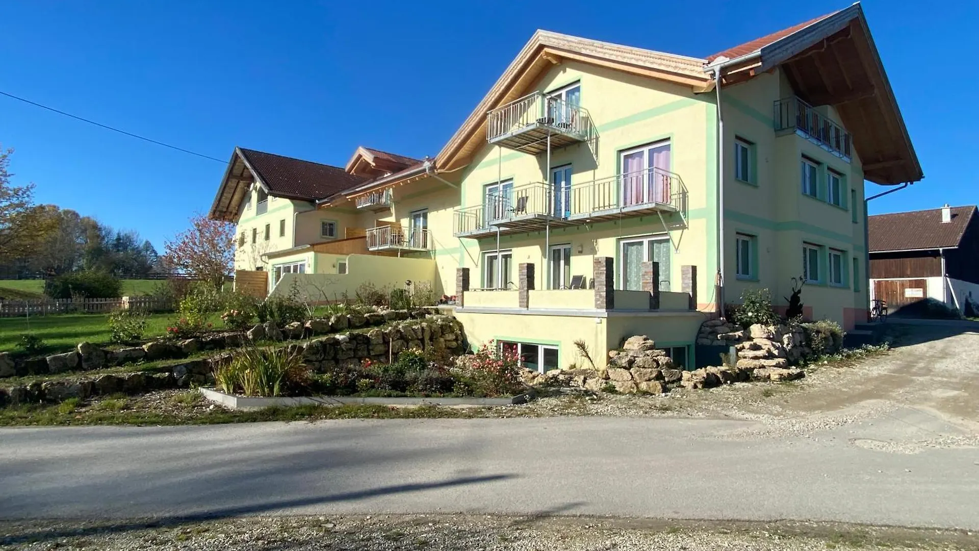 Pension Am Weberhof Nur 20 Autominuten Von Muenchen Ebersberg Guest house