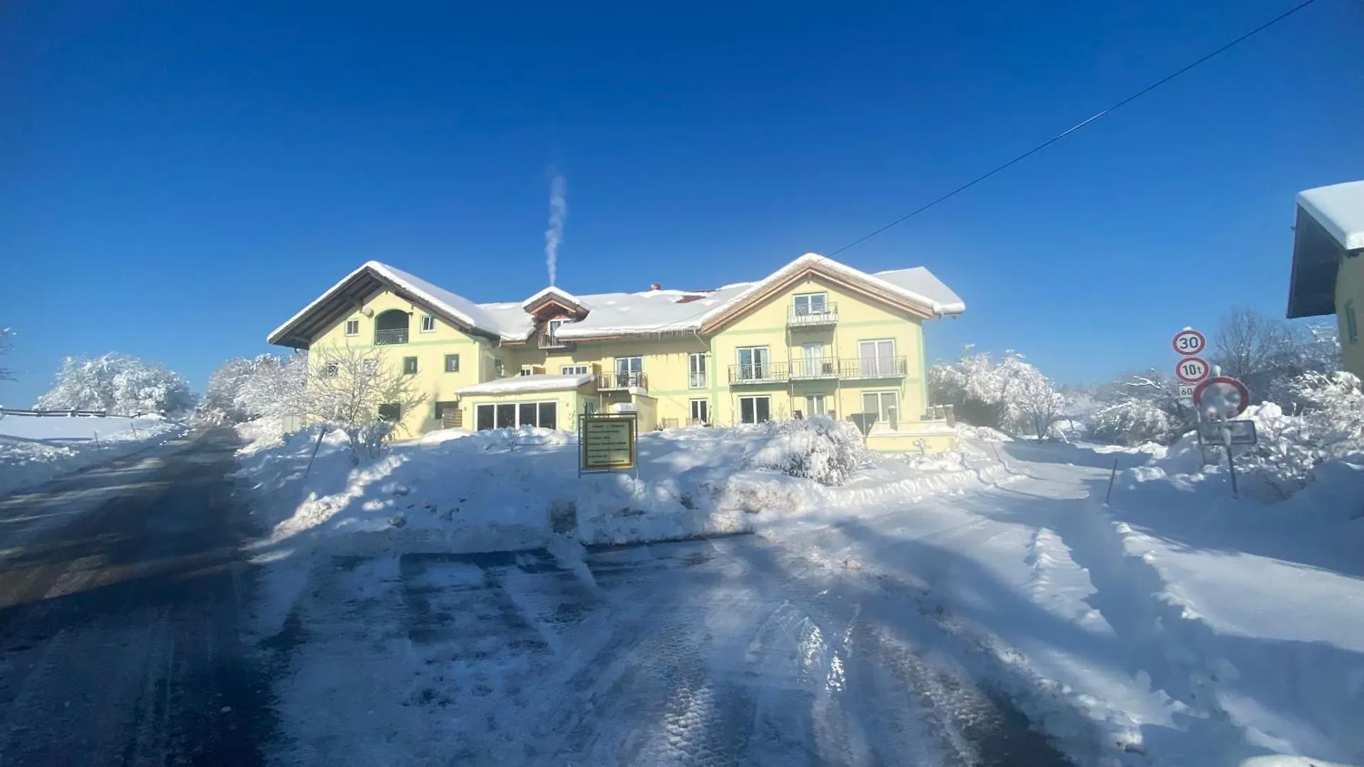 Guest house Pension Am Weberhof Nur 20 Autominuten Von Muenchen Ebersberg
