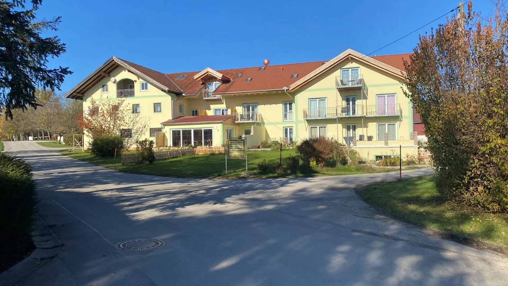 Pension Am Weberhof Nur 20 Autominuten Von Muenchen Ebersberg Guest house