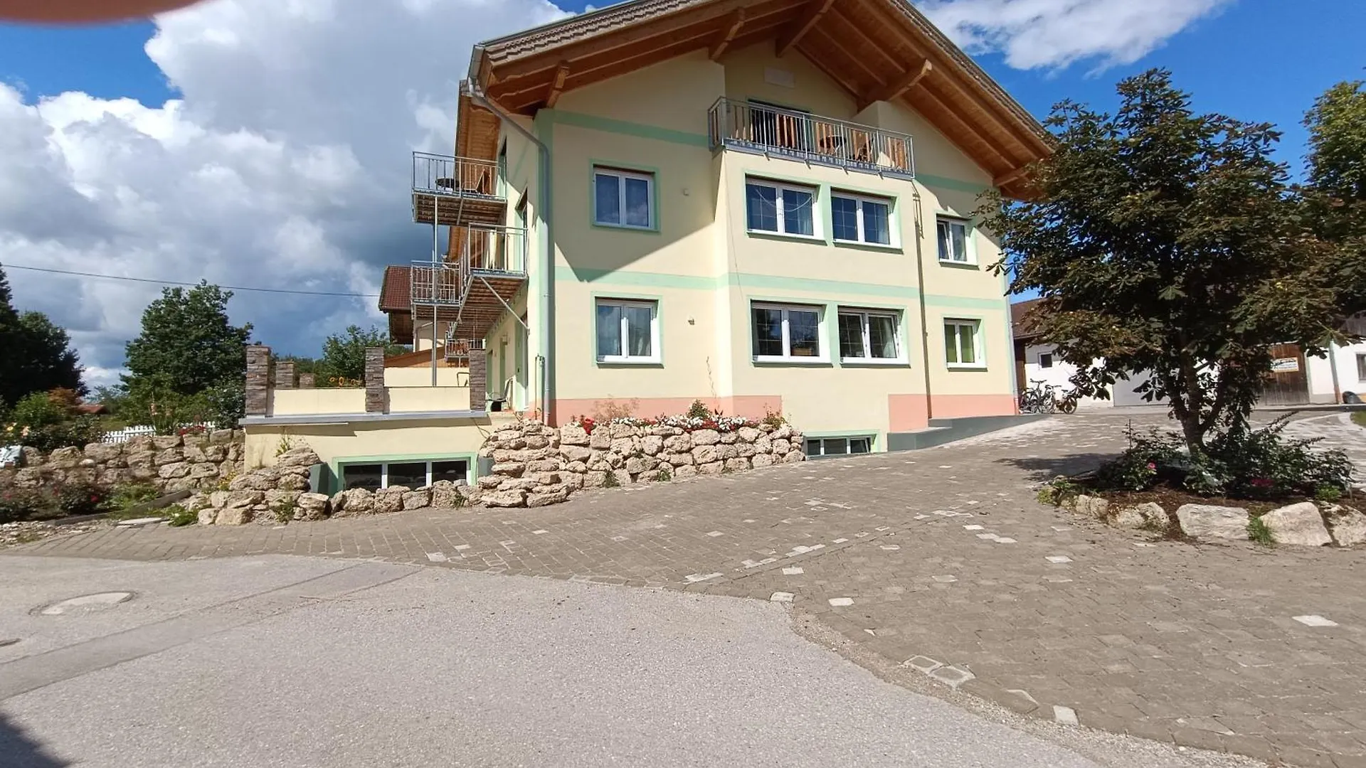 Guest house Pension Am Weberhof Nur 20 Autominuten Von Muenchen Ebersberg